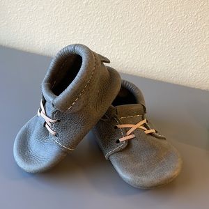 Freshly Picked Oxford Mini Sole Moccs, Size 4